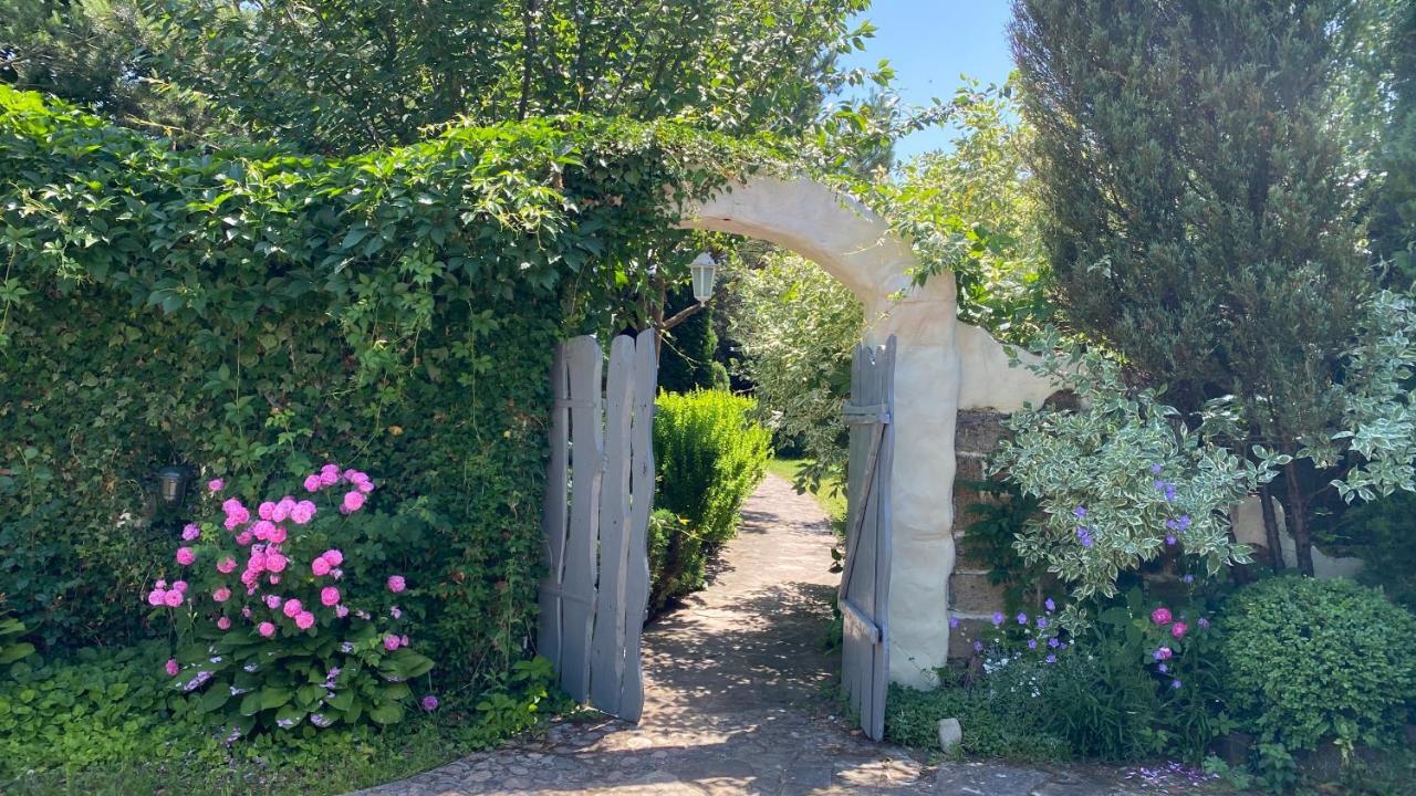 Flower Street Svityaz' Bagian luar foto